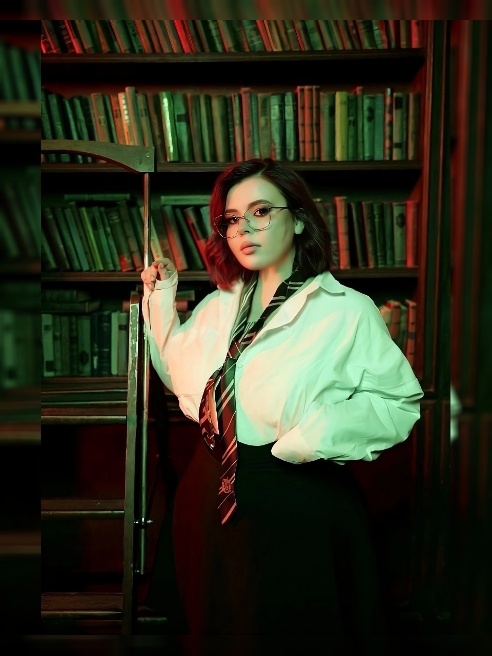 Мой мир — это смесь аниме-романтики и игрового азарта! ❤️ Днём я милый косплеер,который старательно повторяет образ любимых персонажей, а...