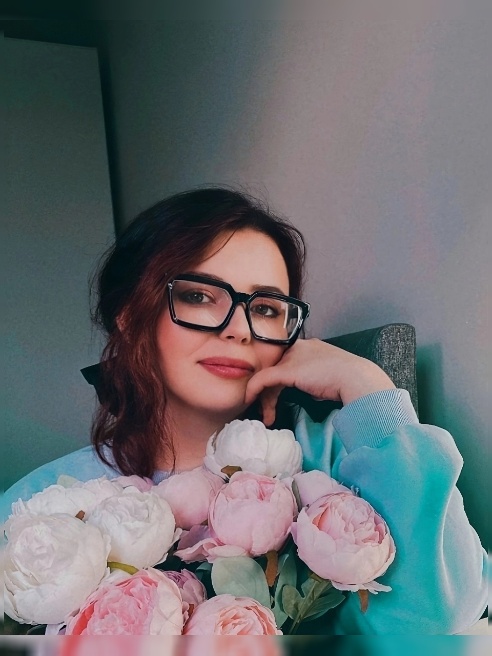 Мой мир — это смесь аниме-романтики и игрового азарта! ❤️ Днём я милый косплеер,который старательно повторяет образ любимых персонажей, а...