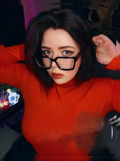 Мой мир — это смесь аниме-романтики и игрового азарта! ❤️ Днём я милый косплеер,который старательно повторяет образ любимых персонажей, а...