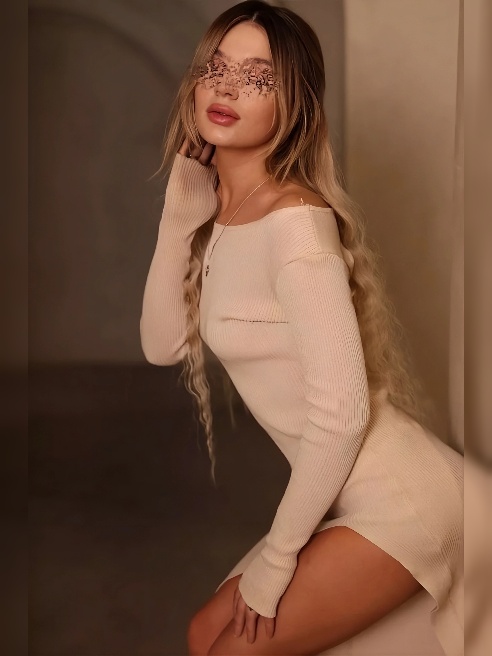 Здравствуй, мой таинственный гость! 👑

Я - юная модель и только пришла в эту сферу) 

Стану твоей властной королевой или нежной принцессо...