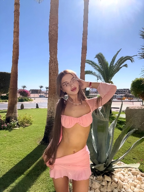 Здравствуй, мой таинственный гость! 👑

Я - юная модель и только пришла в эту сферу) 

Стану твоей властной королевой или нежной принцессо...