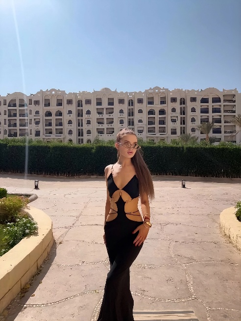 Здравствуй, мой таинственный гость! 👑

Я - юная модель и только пришла в эту сферу) 

Стану твоей властной королевой или нежной принцессо...