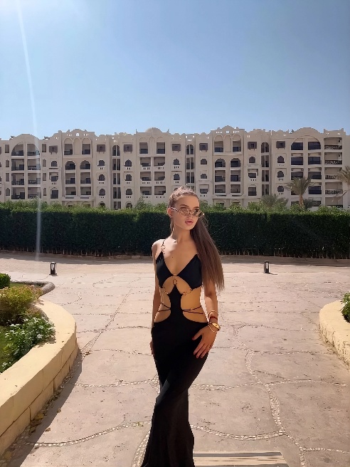 Здравствуй, мой таинственный гость! 👑

Я - юная модель и только пришла в эту сферу) 

Стану твоей властной королевой или нежной принцессо...