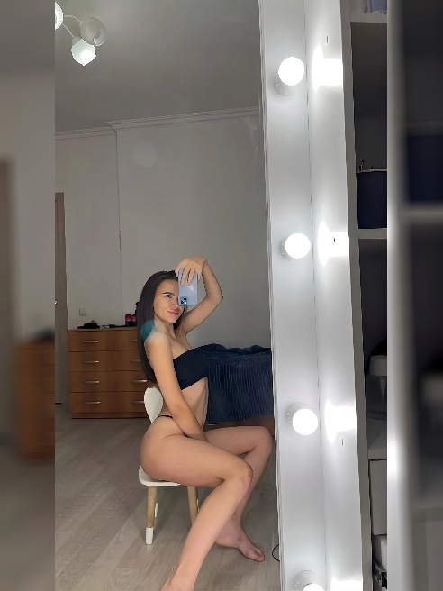 Ночью всё звучит тише, но ощущается сильнее 🌙
Каждый жест становится смыслом, каждый взгляд — приглашением 😌
Мне нравится растворяться... Ночью всё звучит тише, но ощущается сильнее 🌙
Каждый жест становится смыслом, каждый взгляд — приглашением 😌
Мне нравится растворяться...