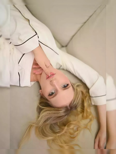 Хочешь 69? Получишь — но сначала поцелуй меня так, будто умираешь от жажды. А потом — ложимся: ты лижишь меня, я — тебя. Глубоко, жадно....