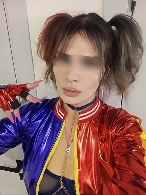 Эй, я твоя озорная конфетка, с которой всегда весело и жарко. 😏🍭

Снаружи яркая, с лукавой улыбкой и упругой фигуркой, а внутри — игривая...