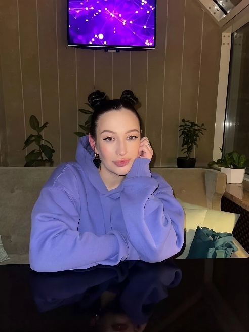 Лежу на спине, ноги закинуты высоко, колени почти у ушей.

Моя киска полностью раскрыта, блестит и пульсирует в ожидании тебя.

Войди рез...