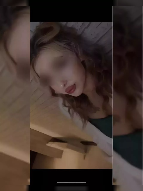 Я жду тебя, чувствуя, как желание дерзко пульсирует внутри. Хочу, чтобы ты подошёл вплотную и прочитал всё по моему телу — без слов.»