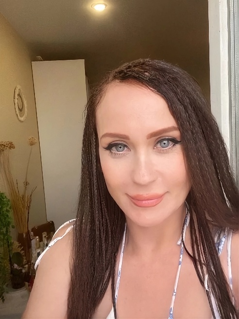 Приветики меня зовут— Карина, твоя богиня секса, которая умеет абсолютно всё и не знает слова «нельзя». Моё тело создано для страсти: неж...