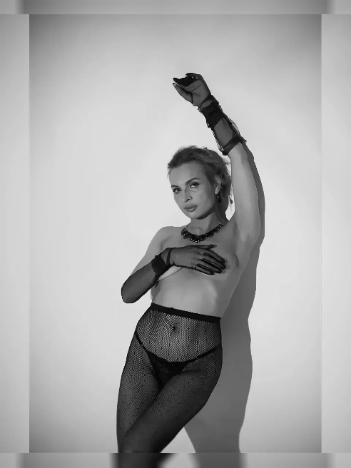 Я — соблазнительная блондинка 💋, которая знает, чего хочет, и всегда идёт до конца 🔥

Мои глаза манят к откровенным желаниям 👀, а прикосн...