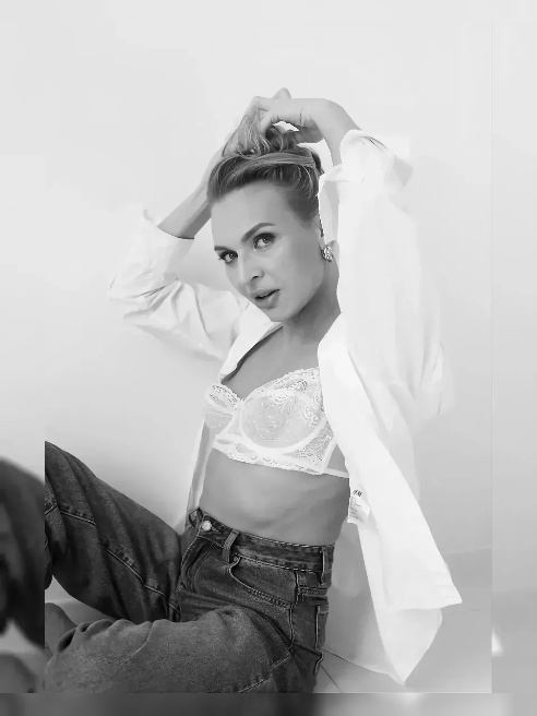 Я — соблазнительная блондинка 💋, которая знает, чего хочет, и всегда идёт до конца 🔥

Мои глаза манят к откровенным желаниям 👀, а прикосн...