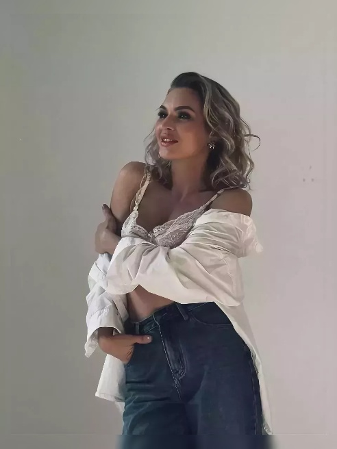 Я — соблазнительная блондинка 💋, которая знает, чего хочет, и всегда идёт до конца 🔥

Мои глаза манят к откровенным желаниям 👀, а прикосн...