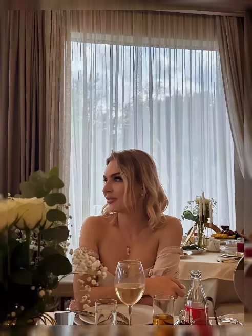 Я — соблазнительная блондинка 💋, которая знает, чего хочет, и всегда идёт до конца 🔥

Мои глаза манят к откровенным желаниям 👀, а прикосн...