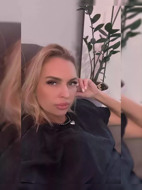 Я — соблазнительная блондинка 💋, которая знает, чего хочет, и всегда идёт до конца 🔥

Мои глаза манят к откровенным желаниям 👀, а прикосн...