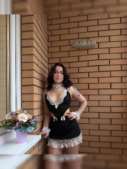 Я миниатюрная, нежная и такая юная, словно сладкая конфетка, но внутри меня дикая энергия и страсть. Мои тёмные волосы струятся по плечам...