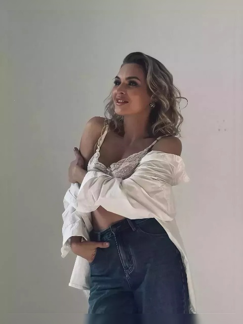 Я — соблазнительная блондинка 💋, которая знает, чего хочет, и всегда идёт до конца 🔥

Мои глаза манят к откровенным желаниям 👀, а прикосн...