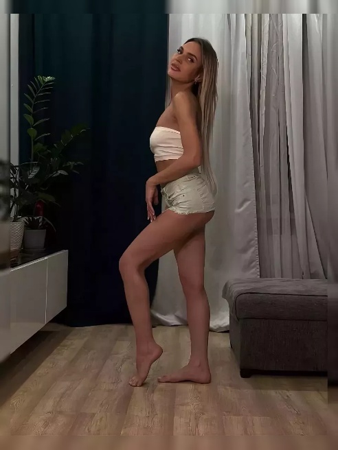 Я — соблазнительная блондинка 💋, которая знает, чего хочет, и всегда идёт до конца 🔥

Мои глаза манят к откровенным желаниям 👀, а прикосн...