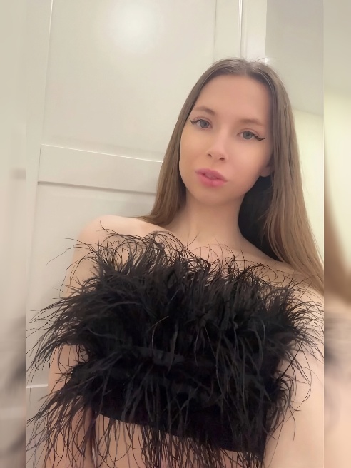 Я кажусь хрупкой, но внутри — настоящая штормовая волна, которую стоит разбудить правильными прикосновениями; готов ли ты к такому накалу...