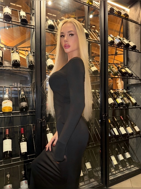 Я общительная, веселая и открытая девушка😘 Люблю проводить время с интересными людьми и создавать атмосферу комфорта и уюта🩷 У меня хорош...