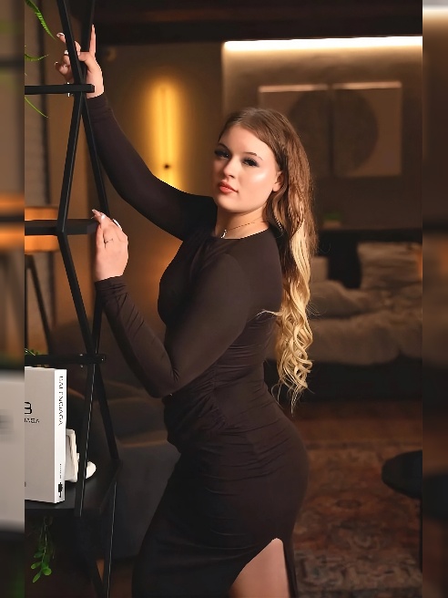 Сегодня я могу быть нежной, а завтра — чуть дерзкой 😈 Со мной никогда не бывает одинаково 💋✨