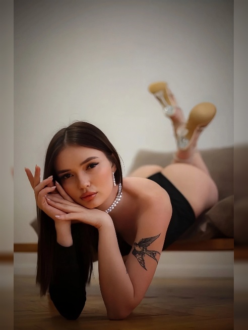 Люблю играть взглядом улыбкой и каждым движением бедра 🎀 

Тёмные волосы и искорки в глазах делают меня загадкой которую хочется разгадат...