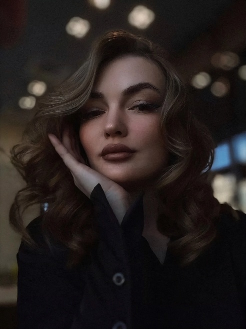 Люблю играть взглядом улыбкой и каждым движением бедра 🎀 

Тёмные волосы и искорки в глазах делают меня загадкой которую хочется разгадат...