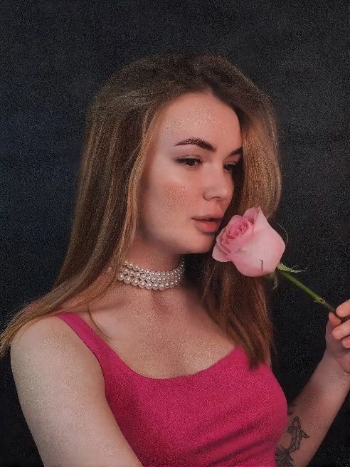 Люблю играть взглядом улыбкой и каждым движением бедра 🎀 

Тёмные волосы и искорки в глазах делают меня загадкой которую хочется разгадат...
