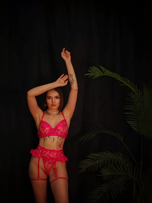 Люблю играть взглядом улыбкой и каждым движением бедра 🎀 

Тёмные волосы и искорки в глазах делают меня загадкой которую хочется разгадат...
