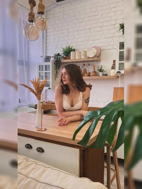 В моих движениях грация и лёгкий соблазн. Я нежная, но страстная ❤️

Знаю силу поцелуя и люблю играть полутоном то дразнить то дарить лас...