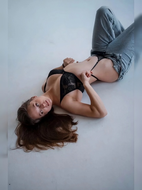 💋СОЧНЫЙ МБР ВХОДИТ В ЧАСИК💋



Русые волосы, как спелая пшеница, и пышная грудь, о которой мечтают губы 🥰 В моих зеленых глазах — обещани...