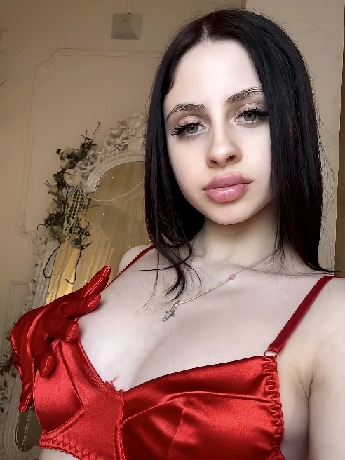Очаровательная 18-летняя ❤ девушка , соблазнительница с ухоженным телом увлечёт в свои объятия господина, готового оценить все прелести 😏...