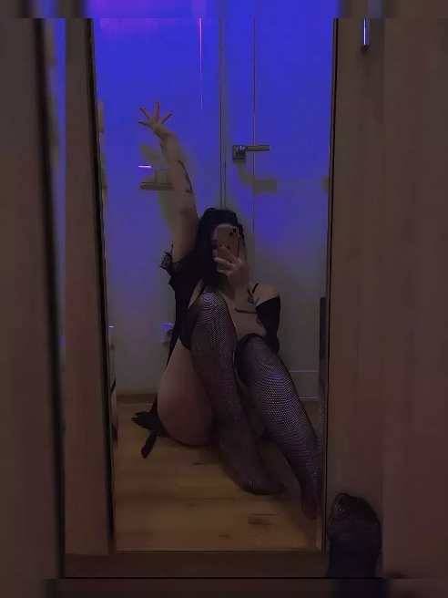 Ушла из института, чтобы изучать более интересные предметы... 👅🤫

Я — та самая "которую ты так долго искал" с искренней улыбкой, но пороч...