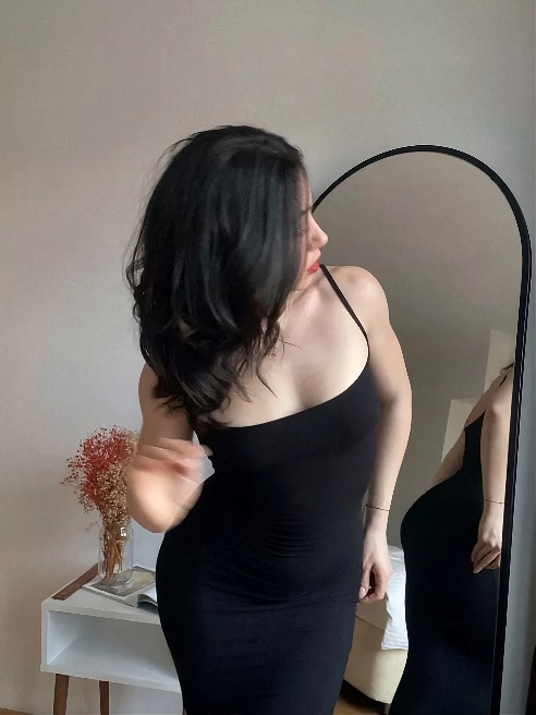 🔥🔥🔥💃❤️🍓Внутри меня есть бестия, она бывает дурочкой,

Она малюет стрелочки и любит крепкий джин.

Колготки носит сеточкой, смыкает губы д...