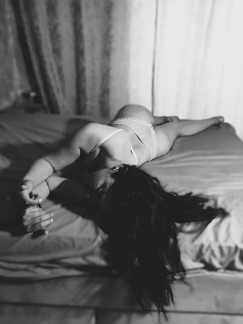 🔥🔥🔥💃❤️🍓Внутри меня есть бестия, она бывает дурочкой,

Она малюет стрелочки и любит крепкий джин.

Колготки носит сеточкой, смыкает губы д...