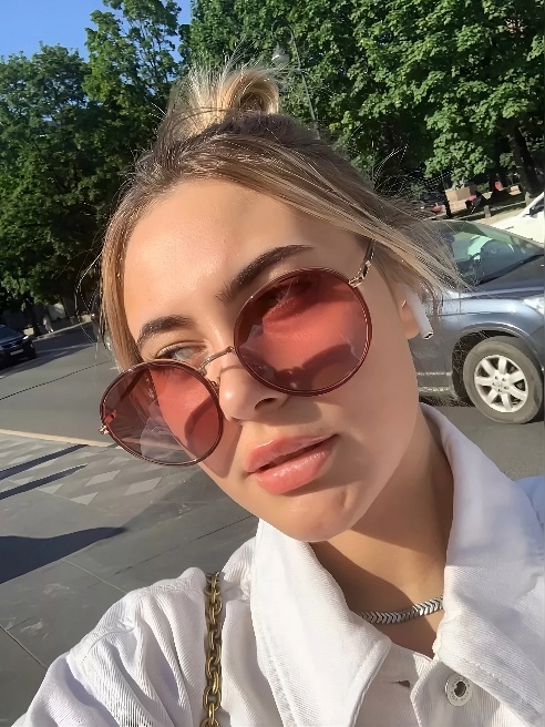 Я дразню намёком, паузой и шёпотом. Моя гибкость и шпагаты в горячем танце сотрут все границы между нами. Я — тот самый вкус запретного п...