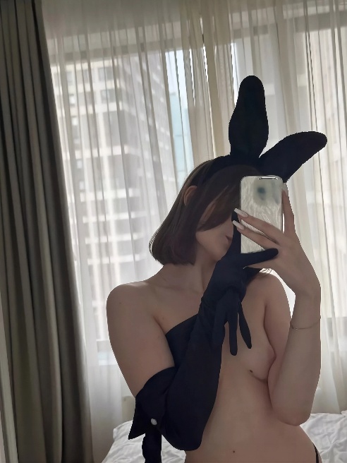 Чувственное наслаждение начинается здесь💋

Я знаю, как доставить тебе удовольствие , которое начинается с легких касаний и превращается в...