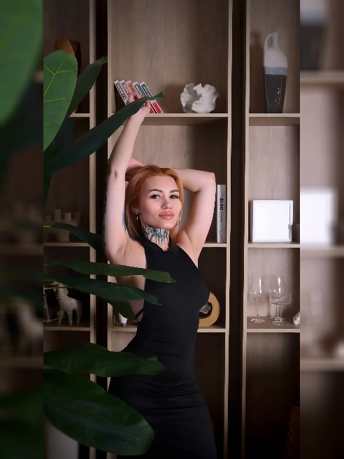 🌙 Ven aquí, mi vida… (Иди сюда, жизнь моя…) Отложи телефон. 🫳 Сегодня вечером твой мир — это я, Роксана. 💫 Моя кожа пахнет солёным океано...