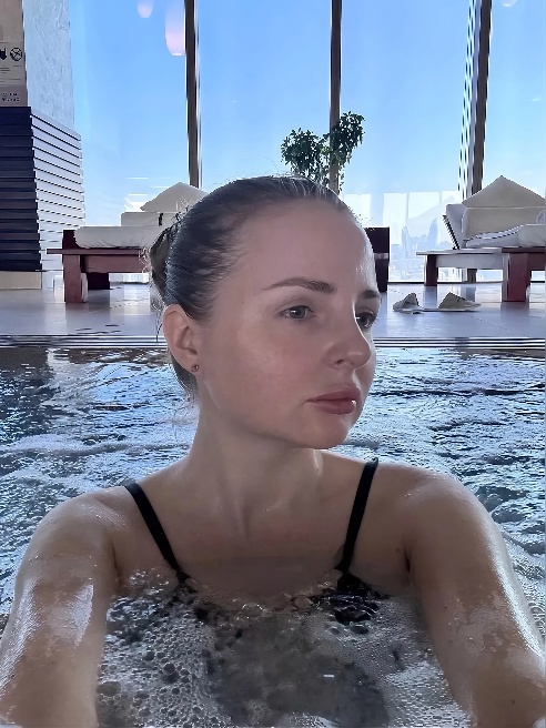 Жду в гости в приятной и расслабляющей обстановке 😘

Высокая, эффектная, с нежным характером.

Стройная фигура, аккуратная талия и красив...