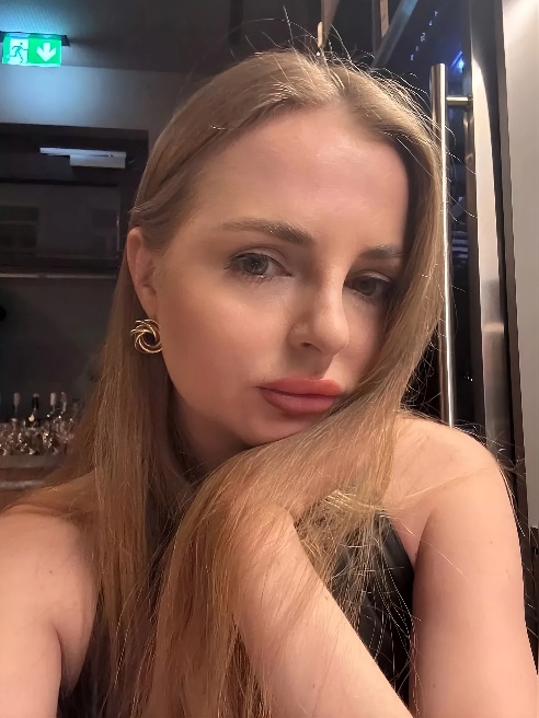 Жду в гости в приятной и расслабляющей обстановке 😘

Высокая, эффектная, с нежным характером.

Стройная фигура, аккуратная талия и красив...