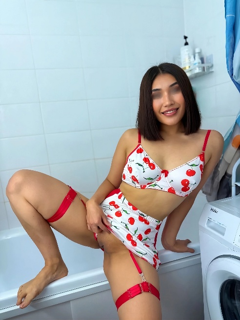 Как губами касаясь небрежно,🤭

Я вкушаю дыханье твоё.💗💞💘

И так страстно, и всё же так нежно💘😋

Я дарю тебе тело своё.🥰😍😇



Именно этот...