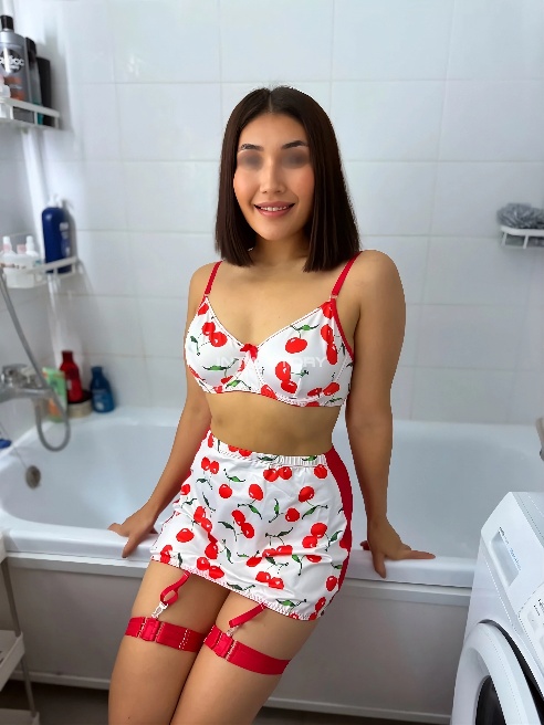 Как губами касаясь небрежно,🤭

Я вкушаю дыханье твоё.💗💞💘

И так страстно, и всё же так нежно💘😋

Я дарю тебе тело своё.🥰😍😇



Именно этот...