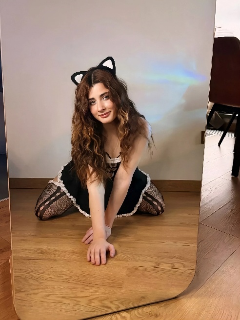 Ты даже не представляешь, насколько сильно я хочу тебя сейчас… 😈



Я медленно приближаюсь, соблазнительно проводя пальцами по твоей руке...