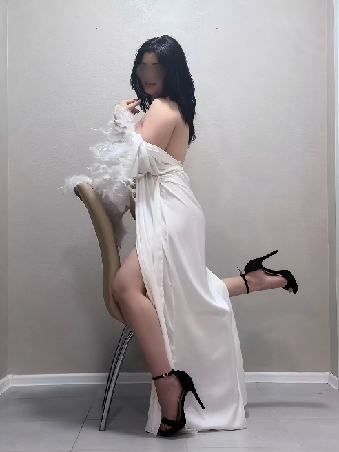 Чувственное наслаждение начинается здесь💋

Я знаю, как доставить тебе удовольствие , которое начинается с легких касаний и превращается в...