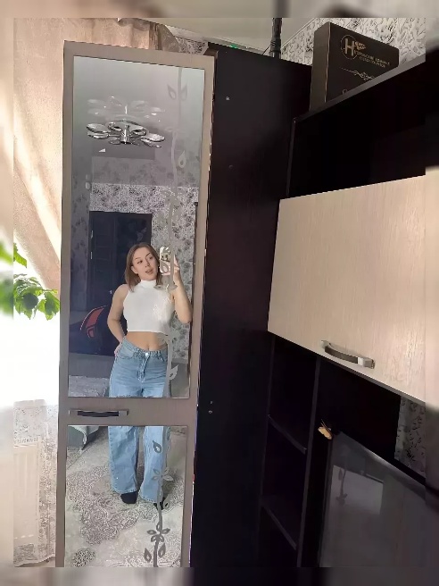 Ты смотришь так, что мои внутренние мышцы уже пульсируют в такт сердцебиению, требуя почувствовать твою твёрдость внутри.

Возьми меня се...