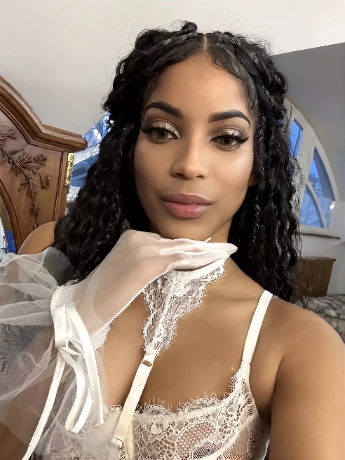 Я могу быть нежной, ласковой и покладистой кошечкой, а так же дерзкой развратницей. Я могу быть разной в зависимости от искушенных фантаз...