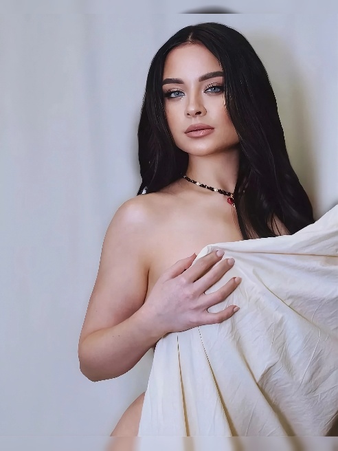 Отношусь к мужчинам с теплом 🔥и любовью ❤️ Веду ЗОЖ, не использую в речи мат и занимаюсь растяжкой, так что ты можешь вертеть меня на руч...