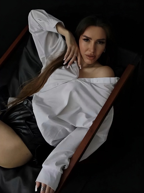 Твой взгляд вызывает такую бурю внутри, что киска уже течёт ручьём, набухает и требует тебя так сильно, что больно.

Возьми меня сейчас —...