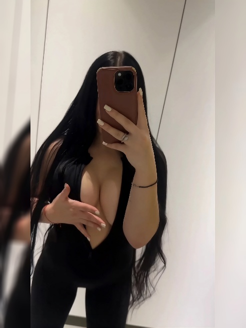Жгучая брюнетка с невероятными формами , сладкой киской и милым личиком 👅🔥