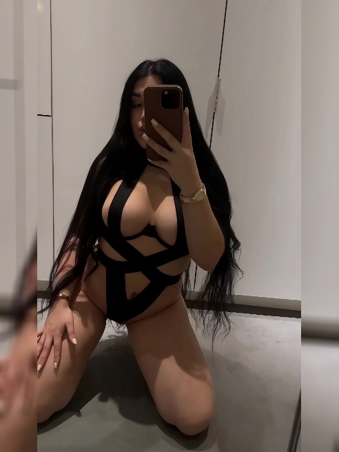 Жгучая брюнетка с невероятными формами , сладкой киской и милым личиком 👅🔥