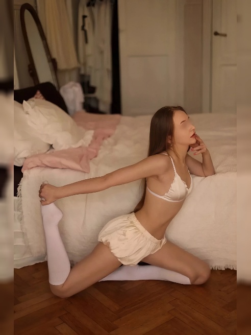Искательница приключений и романтики))

Предпочитаю искреннюю близость, насыщенную экспериментами и теплотой прикосновений, создающими ат...